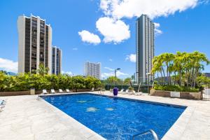 檀香山Great Diamond Head Views, 2BR Condo with Free Parking!的一座位于高楼城市的游泳池