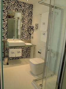 布尔戈斯哥特之路酒店的一间带卫生间、水槽和镜子的浴室