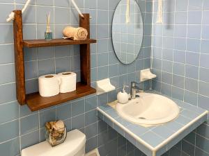 科苏梅尔Cómodo y bonito estudio en Cozumel的蓝色瓷砖浴室设有水槽和卫生间