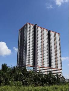 实兆远[FREE WI-FI]Travelers Homestay Sitiawan[6~10Pax]The Venus Apartment的一座高大的建筑,前面有棕榈树
