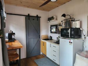 HartleyTiny Home - Bluebird的厨房配有白色冰箱和蓝色门