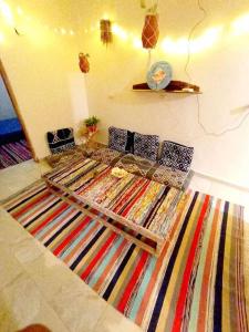 达哈布Bougainvillea studio的一间多彩地毯的房间