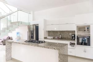 圣玛尔塔Casa finca con piscina的厨房配有白色橱柜和台面