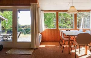 维斯特索马肯Gorgeous Home In Nex With Kitchen的一间带桌椅和窗户的用餐室