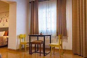 塔里哈Departamento Rustico 1的配有床的房间,设有餐桌和椅子