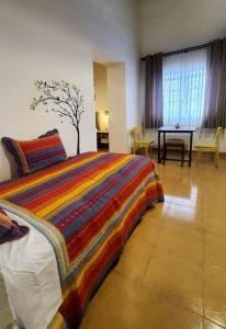 塔里哈Departamento Rustico 1的一间卧室配有一张带彩色毯子的床