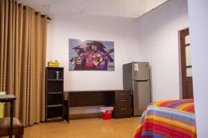 塔里哈Departamento Rustico 1的一间配备有冰箱的房间和一张床铺