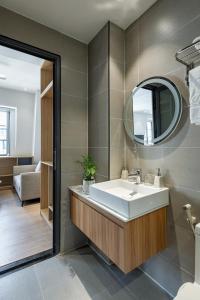 富国Laputa Hotel Phu Quoc的一间带水槽和镜子的浴室