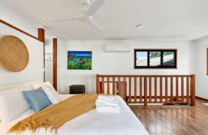 Machans BeachVilla Oshea - Balinese Beachfront Escape with Pool的一间卧室,卧室内配有一张大床
