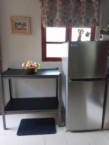 下博克特Cabaña El Cielo de María的厨房配有不锈钢冰箱和桌子