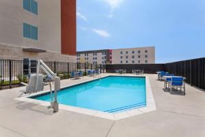 普弗拉热维尔Holiday Inn Express & Suites Austin North - Pflugerville, an IHG Hotel的一座建筑物屋顶上的游泳池