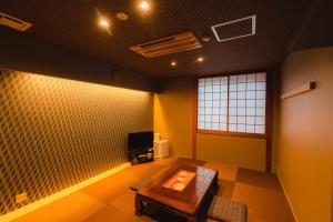 本宫Guest House Takiyoshi的带沙发和电视的客厅