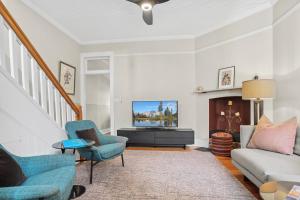 悉尼Discover The Rocks - Historical Terrace House的带沙发和电视的客厅