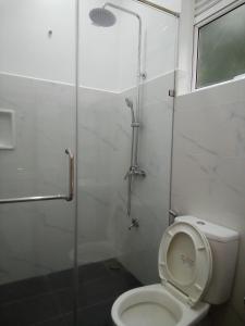 韦利格默The Moose Weligama的带淋浴和卫生间的浴室,卫生间上盖