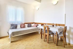 塞维德Apartments Jera - barbecue and free berth for boat的客厅配有沙发和桌子