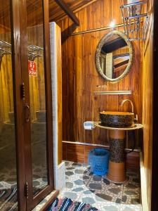 琅勃拉邦Khounphet Heritage House的一间带水槽和镜子的浴室