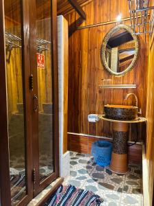 琅勃拉邦Khounphet Heritage House的一间带水槽和镜子的浴室