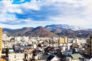 山形市山形大酒店 的享有以山脉为背景的城市美景