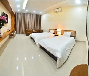 Nam ÐịnhRuby Hotel的一间酒店客房,房间内设有两张床