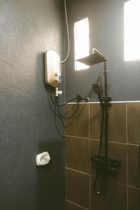 卢纳将军城Casa De Loren Family Room的墙上设有带吹风机和淋浴的浴室