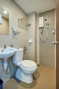 吉隆坡Swing & Pillows - Adya Hotel Kuala Lumpur的一间带卫生间和水槽的浴室