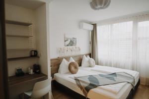 萨尔茨堡布鲁诺尔公园酒店的卧室配有白色的床和窗户。