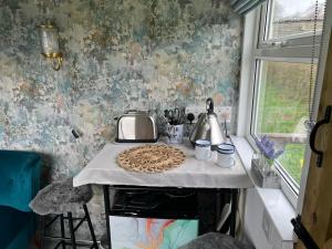 特灵Bothy hut的厨房配有桌子和馅饼