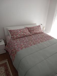 圣焦万尼泰亚蒂诺Dolce Casa的一间卧室配有一张红色棉被的床