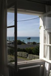滨海圣佩克里斯塔山林小屋的从房子的窗户欣赏到海景