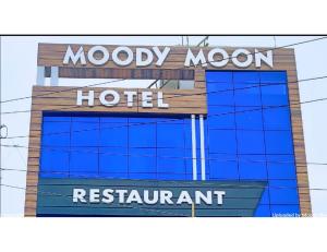 巴雷利Hotel Moody Moon, Bareilly的建筑一侧的酒店标志