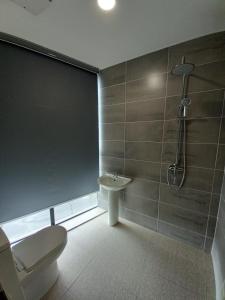 米里KAN JIA的带淋浴、卫生间和盥洗盆的浴室