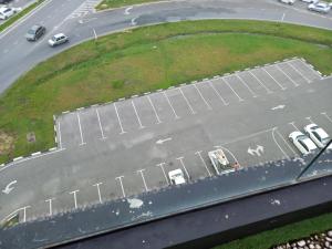米里KAN JIA的享有停车场空中的景致,设有汽车