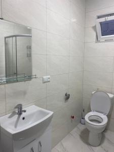 第比利斯Cozy House Tbilisi的白色的浴室设有卫生间和水槽。