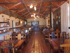 MachadodorpThe Grey's Inn的空的饭厅,配有木桌和椅子
