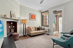 悉尼Discover The Rocks - Historical Terrace House的带沙发和壁炉的客厅