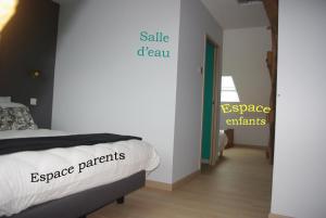 Nouans-les-FontainesAu Temps Retrouvé的卧室配有带白色墙壁和门廊的床