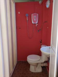 仙本那Warisan Family inn @ Seafront的红色的浴室设有卫生间和水槽
