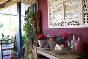 纳德仁全景旅馆的墙上挂着花瓶和鲜花的木桌