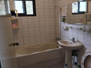水里乡車埕梅庭民宿的一间带水槽、浴缸和卫生间的浴室