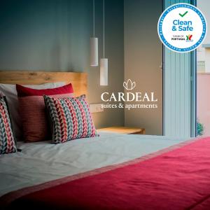 法鲁Cardeal Suites & Apartments的一间卧室,配有一张床和一个阅读花园表面和电器的标志