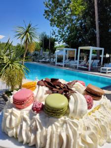 玛里纳蒂蒙内罗Biancopineta的游泳池旁的蛋糕,包括饼干和奶油