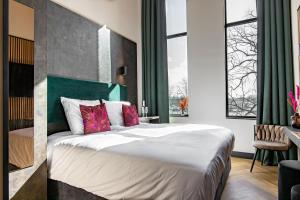 赞丹Monument Hotel的一间卧室设有一张大床和一个大窗户