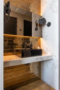 赞丹Monument Hotel的一间带水槽和镜子的浴室