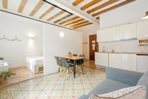 巴塞罗那Flateli Borrell的客厅配有蓝色的沙发和桌子