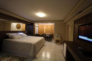 圣若昂-德雷维琴察公寓式酒店的酒店客房,配有床和电视
