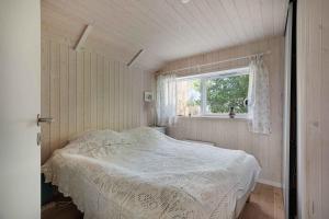 JægersprisNewer Holiday Home In Green Surroundings的一间小卧室,配有床和窗户