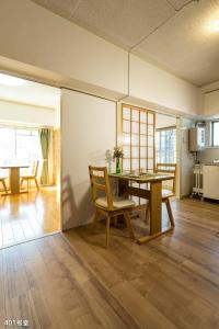 鹿儿岛Nanei Building - Vacation STAY 04859v的配有桌椅和厨房的房间