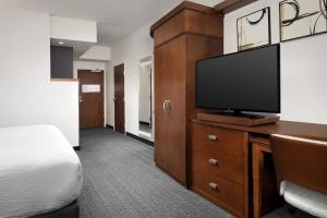 北小石城北小石城万怡酒店的酒店的客房配有平面电视和床。