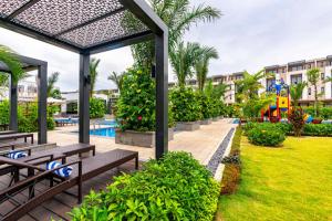 下龙湾Villa 102 royal lotus, Hùng Thắng, Hạ Long, Quảng Ninh的一个带游泳池、长椅和游乐场的度假胜地