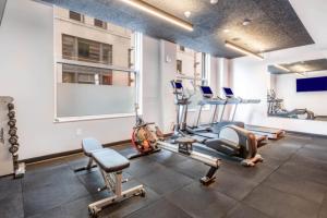 波士顿Downtown 1BR w Gym WD nr Faneuil Hall BOS-561的大楼内带跑步机和机器的健身房